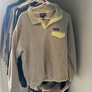 Patagonia women’s large synchilla in oatmeal
